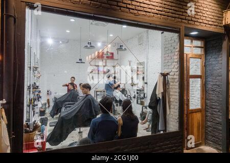 BANGKOK, THAÏLANDE - 14 JANVIER 2016 : marché nocturne des trains de barbershop à bangkok. Banque D'Images