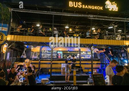 BANGKOK, THAÏLANDE - 14 JANVIER 2016 : marché de nuit des trains de bar à bangkok. Banque D'Images