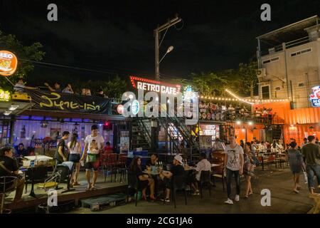 BANGKOK, THAÏLANDE - 14 JANVIER 2016 : marché de nuit des trains de bar à bangkok. Banque D'Images