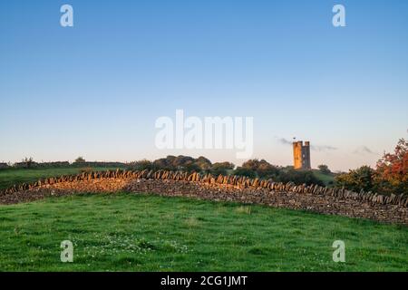 Broadway Tower au lever du soleil en septembre le long de la cotswold Way. Broadway, Cotswolds, Worcestershire, Angleterre Banque D'Images