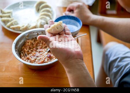 Un chef prépare des boulettes Banque D'Images