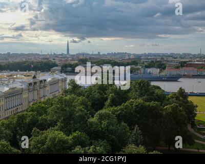 Vue aérienne du bâtiment de l'Amirauté et de la rivière Neva depuis la Colonnade de la cathédrale Saint-Isaac à Saint-Pétersbourg, en Russie Banque D'Images