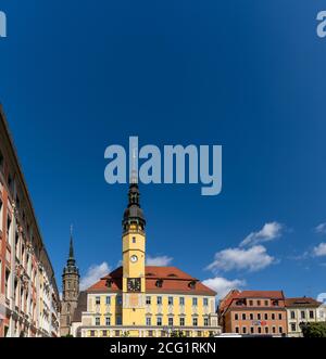 'Bautzen, Saxe / Allemagne - 7 septembre 2020: L'hôtel de ville historique et la place dans le centre-ville de Bautzen' Banque D'Images