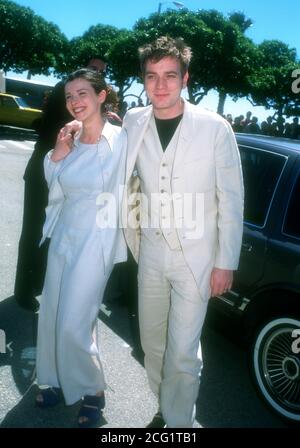 Santa Monica, Californie, États-Unis 23 mars 1996 l'acteur Ewan McGregor et sa femme Eve Mavrakis assistent à la 11e édition annuelle des IFP/West Independent Spirit Awards le 23 mars 1996 à Santa Monica Beach à Santa Monica, Californie, États-Unis. Photo par Barry King/Alay stock photo Banque D'Images