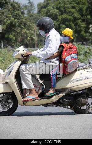 Dehradun, Uttarakhand/India - septembre 06 2020:UN homme qui va sur un scooter avec son enfant. Banque D'Images