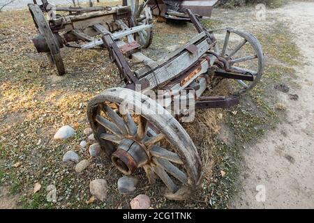 Les restes d'un vieux wagon de ranch pionnier en bois des années 1800. Ruines de saumon, Bloomfield, Nouveau-Mexique. Banque D'Images