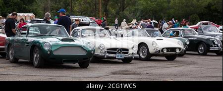 Des voitures de sport classiques au Colorado Grand Tour lors de son arrêt à Moab, Utah. Les modèles Ferraris, Mercedes Benz et Jaguars sont inclus. Banque D'Images