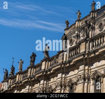 Dresde, Saxe / Allemagne - 3 septembre 2020 : vue détaillée de la façade de l'église catholique du château de Dresde Banque D'Images