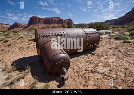 Une ancienne chaudière à vapeur sur le site d'une ancienne mine d'uranium dans le pays du canyon, dans le sud-est de l'Utah. Banque D'Images