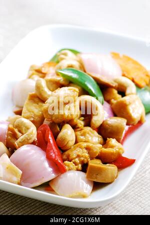 Cuisine asiatique mélanger le poulet frit avec des poivrons et des noix de cajou Banque D'Images