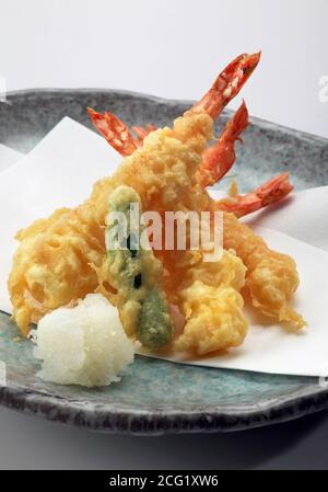 Cuisine japonaise crevettes tempura avec légumes sur une assiette Banque D'Images