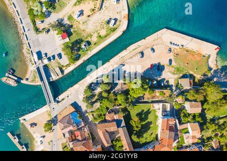 Belle vieille ville historique d'Osor, port de plaisance et pont reliant les îles Cres et Losinj, Croatie, vue aérienne de drone Banque D'Images
