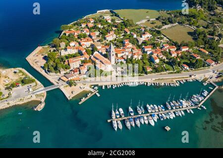 Belle vieille ville historique d'Osor, port de plaisance et pont reliant les îles Cres et Losinj, Croatie, vue aérienne de drone Banque D'Images