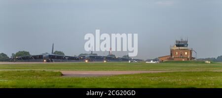 Trois stratoforteresses B-52H assignées à la 5e Escadre Bomb, base aérienne de Minot, Dakota du Nord, taxi sur la ligne aérienne à la RAF Fairford, Angleterre, le 4 septembre 2020. Les forces du Commandement stratégique des États-Unis sont sous surveillance 24 heures sur 24, sept jours sur sept, pour prévenir et vaincre les attaques stratégiques contre les États-Unis et leurs alliés ayant des capacités conventionnelles et nucléaires. (É.-U. Photo de la Force aérienne par Airman 1ère classe Jesse Jenny) Banque D'Images