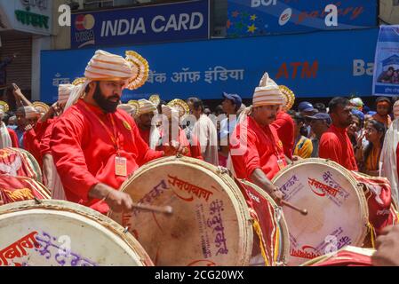 Pune, Inde - 4 septembre 2017: Ramanbaug Dhol Tasha Pathak en procession jouant du dhol dans les rues de pune à l'occasion de Ganpati visarjan fes Banque D'Images