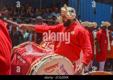 Pune, Inde - 4 septembre 2017 : Ramanbaug Dhol Tasha Pathak a joué du dhol dans les rues de pune à l'occasion du festival Ganpati visarjan. Hindou fe Banque D'Images