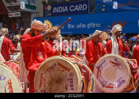 Pune, Inde - 4 septembre 2017: Ramanbaug Dhol Tasha Pathak en procession a joué du dhol dans les rues de pune à l'occasion de la fête de Ganpati visarjan Banque D'Images