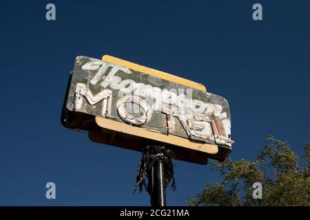 Un panneau de néon abîmé et décoloré pour un ancien motel dans la ville fantôme virtuelle de Thompson Springs, Utah Banque D'Images