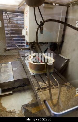 Une fraiseuse de précision CNC commandée par ordinateur coupe une guitare dans l'usine Taylor Guitar de Tecate, au Mexique. Banque D'Images