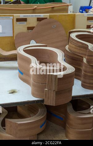 Les côtés de guitare en bois exotique incurvés sont appariés avant de les coller ensemble dans l'usine Taylor Guitar de Tecate, au Mexique. Banque D'Images