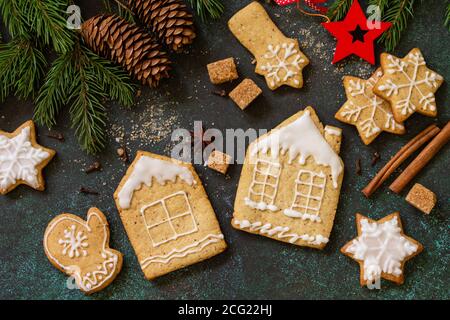 Pâtisseries de Noël. Biscuits de pain d'épice sur fond de pierre ou d'ardoise. Vue de dessus de l'arrière-plan de la mise à plat Banque D'Images