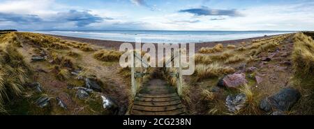 Un escalier en bois à une plage rocheuse d'une mer du Nord, en Écosse Banque D'Images