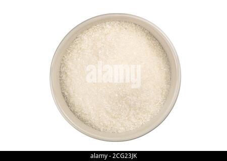 Vue de dessus du sucre granulé raffiné dans un bol en céramique blanc sur fond blanc avec passe-cheveux. Banque D'Images