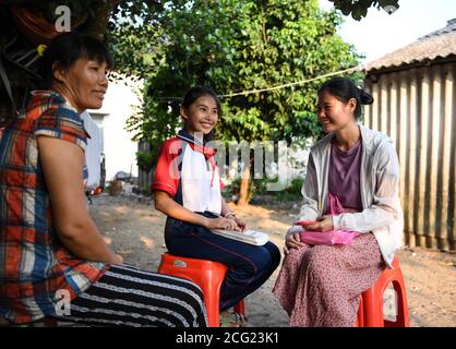 (200909) -- GUANGZHOU, le 9 septembre 2020 (Xinhua) -- Lin Xiaolian (R) effectue une visite à domicile après l'école sur l'île Beili, dans le comté de Xuwen, dans la province de Guangdong, au sud de la Chine, le 1er septembre 2020. Il y a six ans, Lin Xiaolian est venu sur cette île comme professeur bénévole après avoir obtenu son diplôme de l'Université normale de Lingnan à Guangdong. Et puis elle a choisi de rester ici pour être enseignante. Le village insulaire de Beili, isolé et pauvre, ne voit guère d'étrangers. Il n'y a pas de restaurants, d'hôtels ni de voitures sur l'île, couvrant seulement 7 kilomètres carrés. L'école primaire de Beili compte plus de 300 élèves, mais est dotée de o Banque D'Images