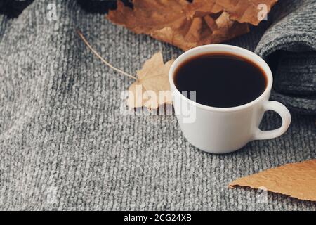 concept relaxant et still life : feuilles d'automne orange jaune, tasse de café chaude et écharpe chaude Banque D'Images