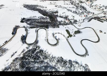 Vue d'hiver depuis le dessus de la route serpentins à Izdebki, Podkarpackie Voivodeship Banque D'Images