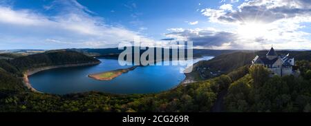 le lac edersee avec le château de waldeck en allemagne aussi haut définition du panorama Banque D'Images