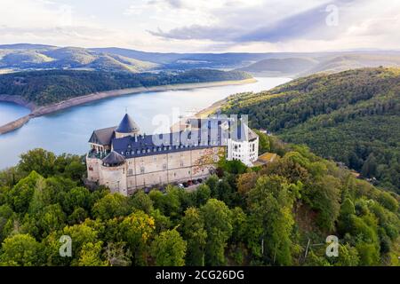 le lac edersee avec château de waldeck en allemagne Banque D'Images