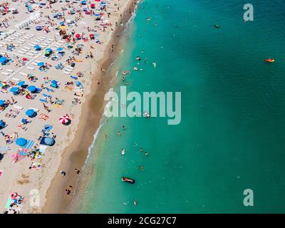 Vue aérienne des personnes et parasols colorés sur Ocean Seaside Plage en été Banque D'Images