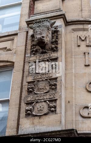 Tête de taureau décorative sculptant sur un ancien fournisseur de cuir dans la ville de Northampton, au Royaume-Uni Banque D'Images