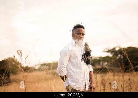 homme africain dans la brousse africaine avec chapeau de brousse l'herbe Banque D'Images