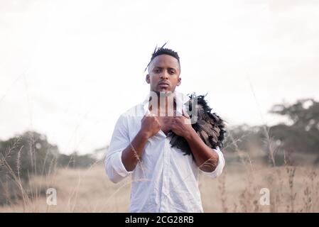 homme africain dans la brousse africaine avec chapeau de brousse l'herbe Banque D'Images