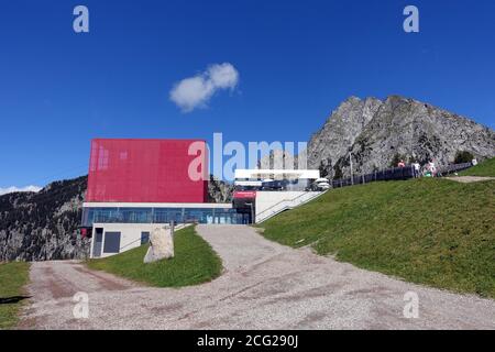 Bergstation der Seilbahn Meran 2000 vor dem Ifinger, Berg in den Sarntaler Alpen in Südtirol, Meran, Italien Banque D'Images