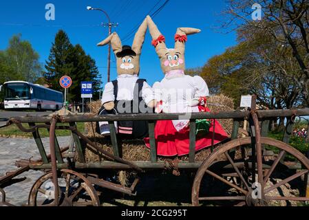 Poupées de lapin sur un ancien chariot dans le village de Holloko, pays de Hongrie Banque D'Images