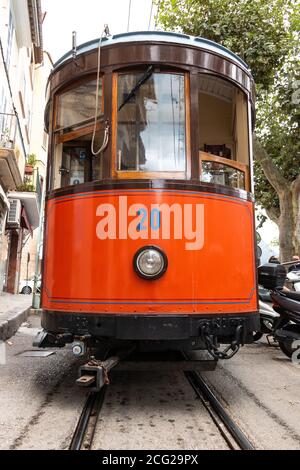 Soller, Majorque, Espagne - 4 août 2020 : vue de face du wagon du train typique de Soller. Un vieux tramway en bois à Majorque, Espagne. Concept de voyage Banque D'Images