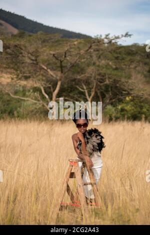 modèle réussi de femme noire en safari africain avec des lunettes de soleil Banque D'Images