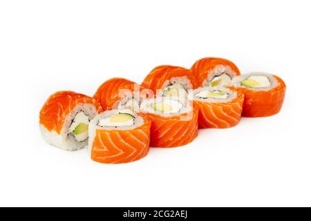 Sushi rouler Philadelphie avec avocat sur une assiette blanche, sushis japonais classiques. Cuisine japonaise traditionnelle avec maki. Délicieux sushis. Pour le menu du restaurant. copyspace. Banque D'Images