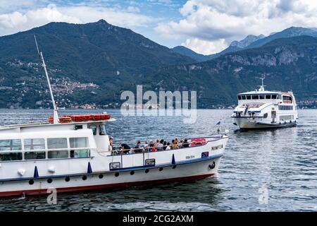 Italie. Lombardie. Lac de Côme. Ferry pour les touristes // Italie. Lombardie. Lac de Côme. Ferry transportant des touristes Banque D'Images