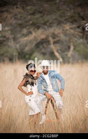 couple de lalck réussi en safari africain avec lunettes de soleil posant et ;rire Banque D'Images