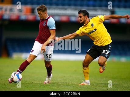 SOUTHEND, ANGLETERRE - SEPTEMBRE 06 : Harrison Ashby de West Ham United U21 prend Harry Kyprianou de Southend United lors du Trophée EFL Southern Group A Banque D'Images