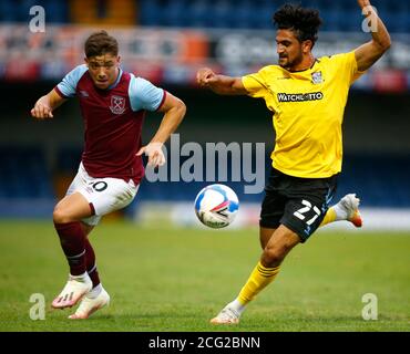 SOUTHEND, ANGLETERRE - SEPTEMBRE 06 : Harrison Ashby de West Ham United U21 prend Harry Kyprianou de Southend United lors du Trophée EFL Southern Group A Banque D'Images