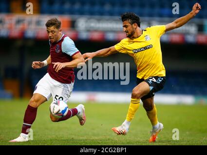 SOUTHEND, ANGLETERRE - SEPTEMBRE 06 : Harrison Ashby de West Ham United U21 prend Harry Kyprianou de Southend United lors du Trophée EFL Southern Group A Banque D'Images