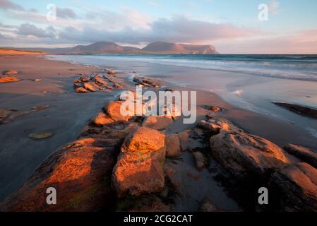 Coucher de soleil d'été sur la plage d'Orkney Banque D'Images