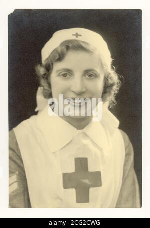 Photo de portrait de studio de l'infirmière de croix rouge des années 1930, avec bandes sergeantes sur la manche, vers 1939, Royaume-Uni Banque D'Images