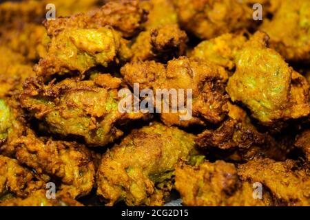 Pakora ou pakoda une collation végétarienne traditionnelle et populaire indienne Banque D'Images