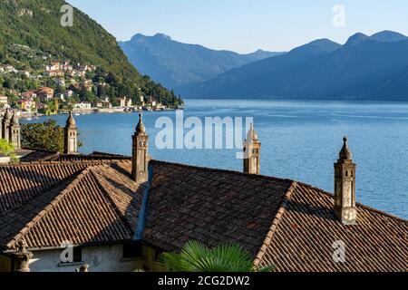 Italie. Lombardie. Lac de Côme. Le village coloré de Varenna. Cheminées typiques sur les toits des maisons Banque D'Images